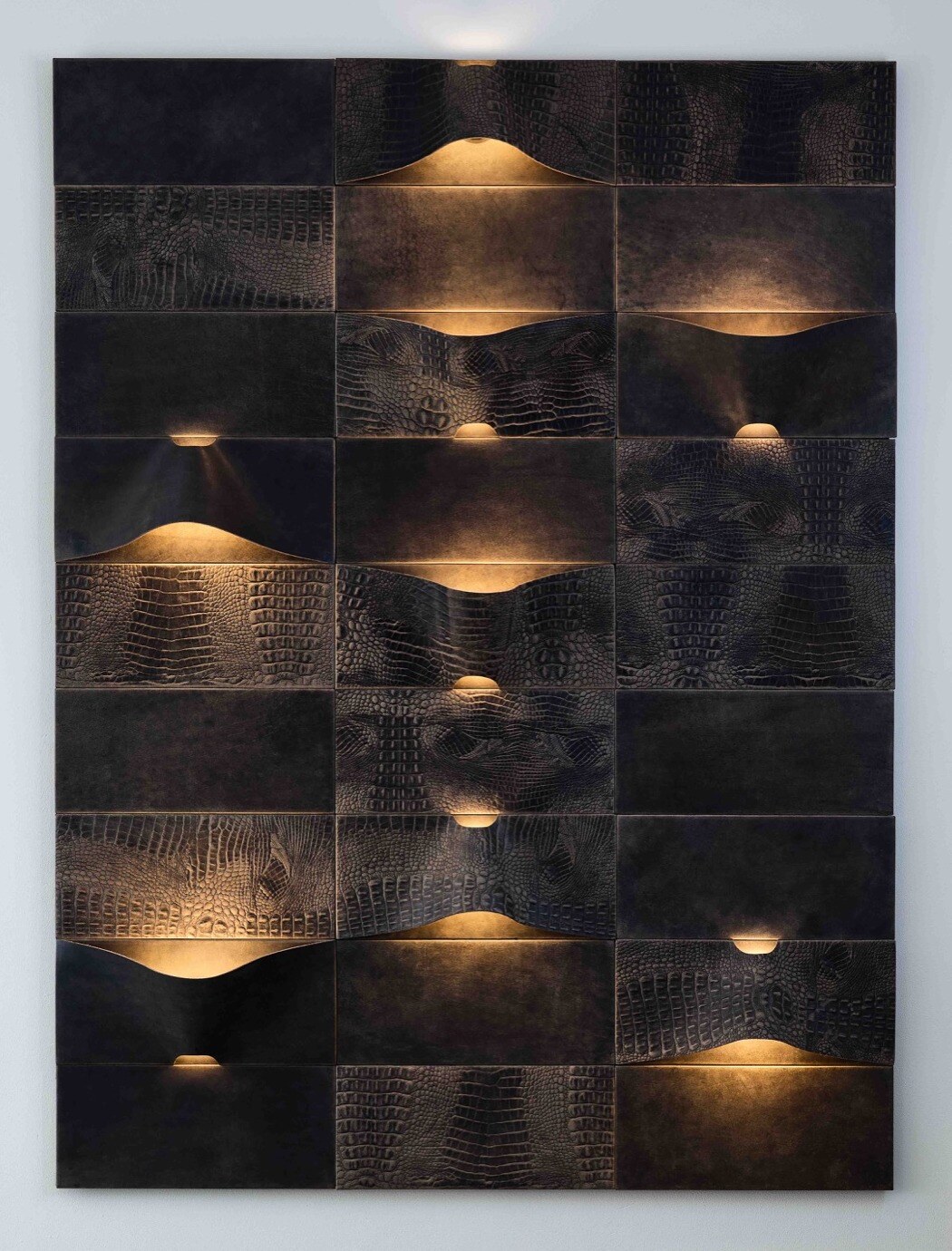 Handgemaakte leren designwand met verlichting van Foxleder